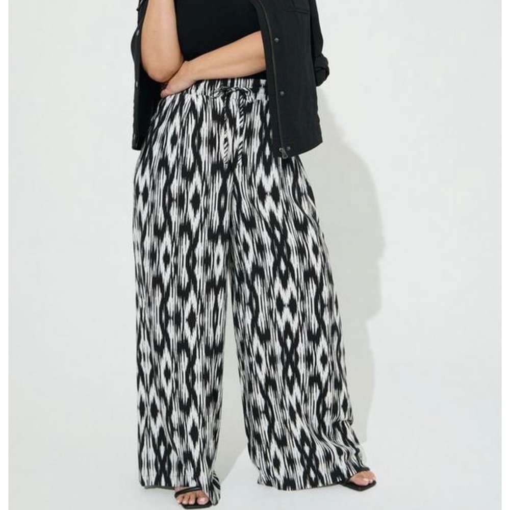 Torrid Size 3 Pull-on Wide Leg Stretch Pants NWT